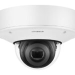 Kuppelkamera mit weißem Gehäuse und schwarzem Objektiv.