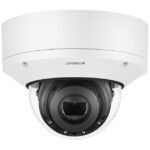 Überwachungskamera mit weißem Gehäuse und schwarzem Objektiv.