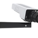 Eine Überwachungskamera an einer Wandhalterung montiert.