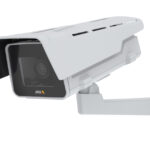 Überwachungskamera mit Wandhalterung in einem schützenden Gehäuse.