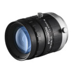 Eine Kameraobjektiv mit der Aufschrift "FUJINON HF9HA-1S 1:1.4 9mm", silber und schwarz in der Farbe.