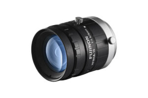Eine Kameraobjektiv mit der Aufschrift "FUJINON HF9HA-1S 1:1.4 9mm", silber und schwarz in der Farbe.