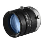 Objektiv mit Beschriftung "FUJINON HF35HA-1S 1:1.6/35mm", in schwarz-silberner Ausführung.