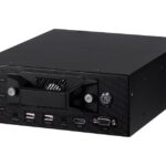 Ein schwarzes, rechteckiges Industrierechenzentrumgerät mit der Aufschrift "TRM-410". Es verfügt über diverse Anschlüsse wie USB, HDMI, VGA, Audio und ist mit zwei verschlossenen Laufwerksschächten ausgestattet.