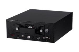Ein schwarzes, rechteckiges Industrierechenzentrumgerät mit der Aufschrift "TRM-410". Es verfügt über diverse Anschlüsse wie USB, HDMI, VGA, Audio und ist mit zwei verschlossenen Laufwerksschächten ausgestattet.