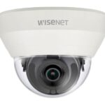 Weiße, kuppelförmige Überwachungskamera von Wisenet.