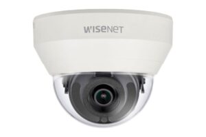 Weiße, kuppelförmige Überwachungskamera von Wisenet.