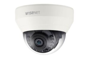 Kuppelüberwachungskamera der Marke Wisenet mit weißem Gehäuse.