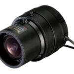 Eine schwarze Kamera-Objektivlinse mit Kabel und Beschriftung.