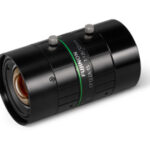 Ein schwarzes Fujinon-Objektiv mit der Aufschrift "CF20ZA-1S 1:1.8/20mm".