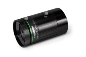 Ein schwarzes Kameraobjektiv von Fujinon mit grüner Markierung und Seriennummer C35ZA-1S, 1:1.8/35 mm.