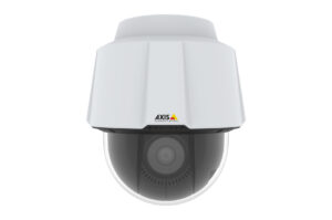 Eine Überwachungskamera von Axis Communications, Modell mit abgerundeter Schutzabdeckung und sichtbarem Linsensystem.
