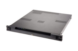 Ein flacher, schwarzer Rack-Server mit Lüftungsschlitzen und mehreren Anschlüssen an der Vorderseite.