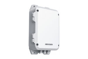 Ein rechteckiges, grau-weißes Gehäuse mit dem Logo "Hikvision" auf der Vorderseite.