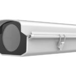 Eine silberne Überwachungskamera mit ovalem Gehäuse und abgerundeten Kanten, montiert an einer Halterung.