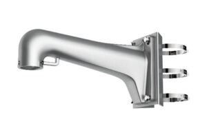 Ein silberner Wandarm aus Metall mit runder Klemmschelle und Montagesockel.
