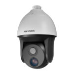 Überwachungskamera von Hikvision in Weiß und Schwarz.