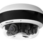 Überwachungskamera mit weißem und schwarzem Gehäuse.