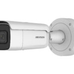 Eine weiße Überwachungskamera von Hikvision, die an der Wand montiert ist.