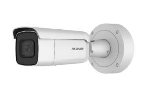 Eine weiße Überwachungskamera von Hikvision, die an der Wand montiert ist.
