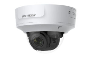 Eine weiße Überwachungskamera von Hikvision in Form einer Kuppelkamera.