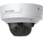 Eine weiße Überwachungskamera von Hikvision in Nahaufnahme.