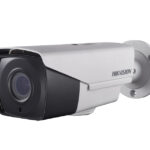 Eine Überwachungskamera der Marke Hikvision in einem Gehäuse zur Wandmontage.