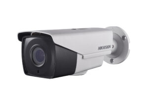 Eine Überwachungskamera der Marke Hikvision in einem Gehäuse zur Wandmontage.