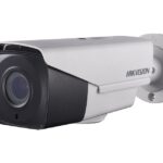 Überwachungskamera von Hikvision mit einem modernen, zylindrischen Design in Schwarz und Silber, montiert an einer Wandhalterung.