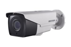 Überwachungskamera von Hikvision mit einem modernen, zylindrischen Design in Schwarz und Silber, montiert an einer Wandhalterung.