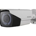 Überwachungskamera von Hikvision mit Infrarot-LEDs, montiert an einer Wandhalterung.