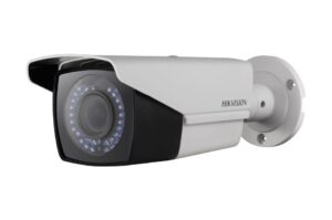 Überwachungskamera von Hikvision mit Infrarot-LEDs, montiert an einer Wandhalterung.