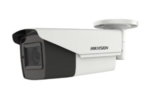 Überwachungskamera von Hikvision in Weiß, seitliche Ansicht.