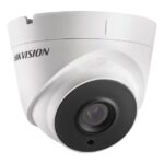 Eine weiße Überwachungskamera der Marke Hikvision mit schwarzem Objektiv.