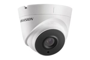 Eine weiße Überwachungskamera der Marke Hikvision mit schwarzem Objektiv.