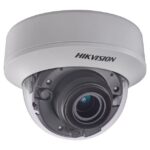 Eine Überwachungskamera von Hikvision in einer Kuppelform.