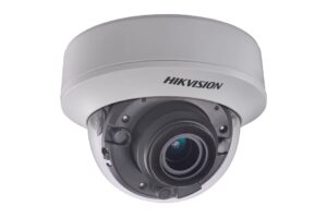Eine Überwachungskamera von Hikvision in einer Kuppelform.