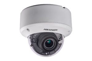 Überwachungskamera von Hikvision, weiße Gehäusefarbe, mit sichtbarem Objektiv.