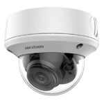 Überwachungskamera mit Kuppelgehäuse der Marke Hikvision.