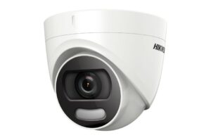 Kuppelförmige Überwachungskamera mit dem Aufdruck "Hikvision".