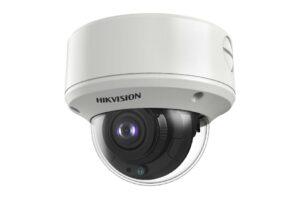 Eine weiße Dome-Überwachungskamera von Hikvision mit durchsichtigem Gehäuse, das das Objektiv zeigt.