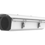 Weißes Schutzgehäuse für Überwachungskameras mit schwarzer Frontabdeckung und Montageschienen.