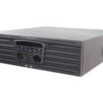 Schwarzer Audioverstärker mit Bedienelementen auf der Vorderseite und Lüftungsschlitzen an der Seite.