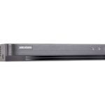 Bild eines Hikvision-Geräts in metallischem Finish mit Lüftungsschlitzen an der Seite und mehreren Anschlüssen an der Vorderseite.