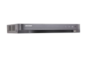 Bild eines Hikvision-Geräts in metallischem Finish mit Lüftungsschlitzen an der Seite und mehreren Anschlüssen an der Vorderseite.