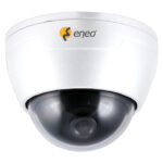 Eine weiße Dome-Sicherheitskamera der Marke Eneo mit einem schwarzen, kuppelförmigen Objektivabdeckung.