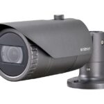 Überwachungskamera mit grauem Gehäuse und "Wisenet"-Logo.