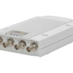 Ein weißes elektronisches Gerät mit vier koaxialen Anschlüssen an der Vorderseite.