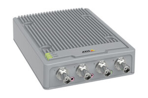 Ein silberfarbener Verstärker mit vier koaxialen Kabelanschlüssen und LEDs für Netz, Status und Strom.