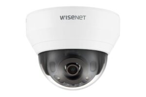 Eine weiße Überwachungskamera mit der Aufschrift "Wisenet" auf der Vorderseite.